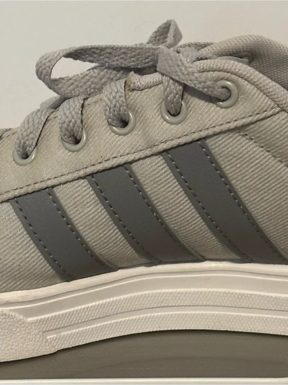 Adidas Men's Light Gray Canvas Casual Sneakers size 9.5